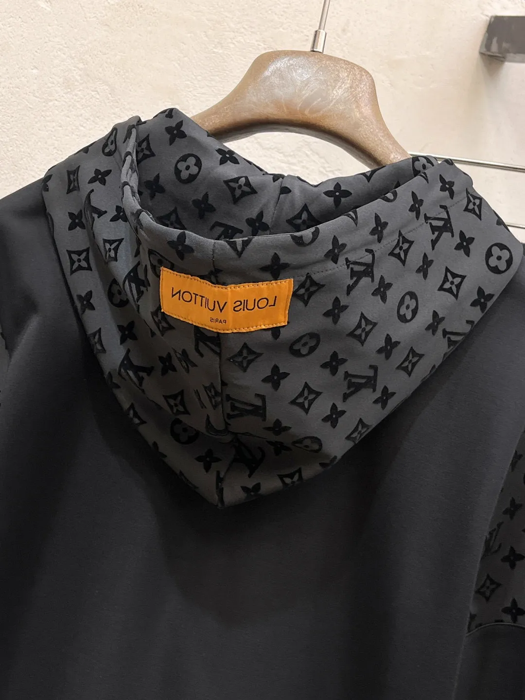 🅿️720 [LV Louis Vuitton] hot-selling suit is coming. Focus on the original version of the official website. 2025 new hot-selling cardigan and sweatshirt suit. The original order is the best. 🇭🇰The meticulous work of top designers. It has a fitting and perfect upper body effect. All-natural high-quality Tencel Roman cotton 100%, close-fitting comfort, noble and elegant! Original hardware embodies elegance and nobility! Counter size: M-3XL (maximum wear up to 190 pounds)